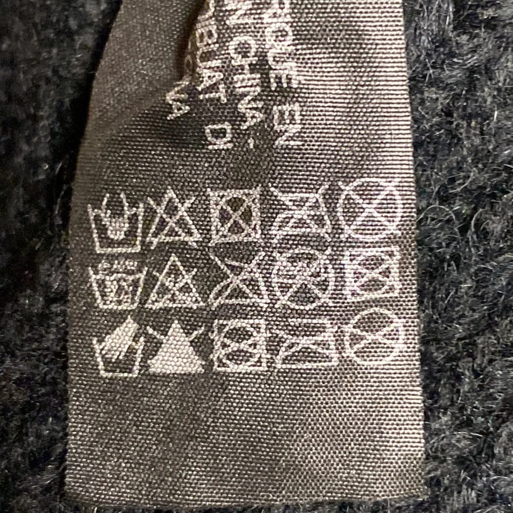 NWT. Zara Black Ribbed Knit Mittens.
